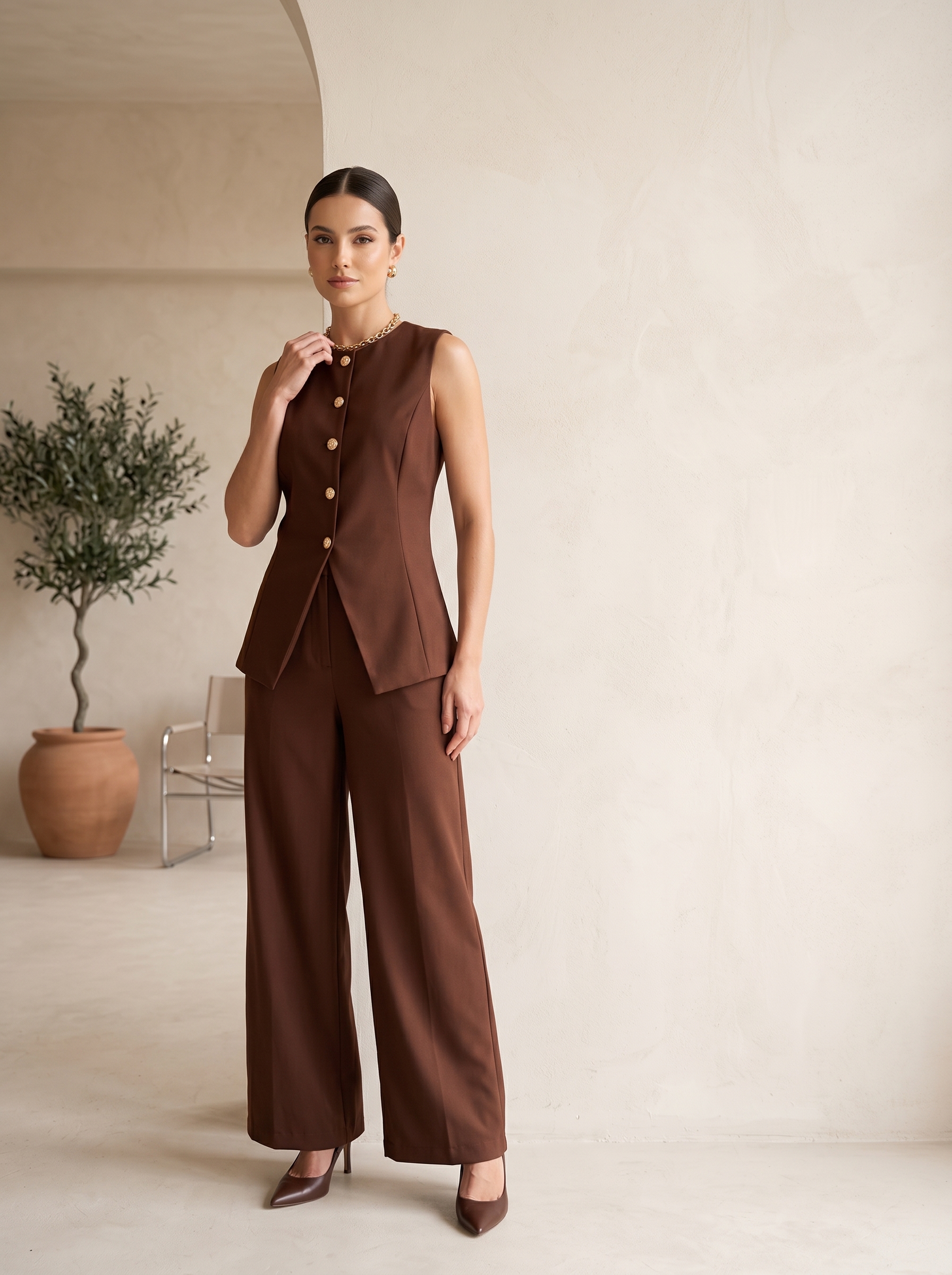 Mulher usando look executivo da Use Yukatã para o ambiente de trabalho